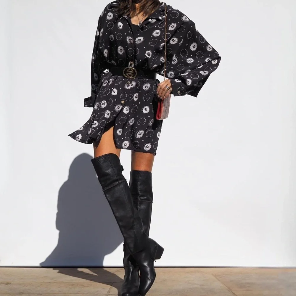 VINTAGE 80'S BLACK & WHITE ABSTRACT PLUS SIZE BLOUSE - Picture 7 of 8